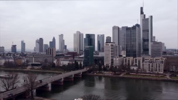 The Skyline of Frankfurt Germany - financial district - CITY OF FRANKFURT, ALEMANHA - 10 de março de 2021 — Vídeo de Stock