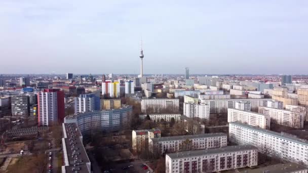 Типичный вид с воздуха на город Берлин с телебашней — стоковое видео