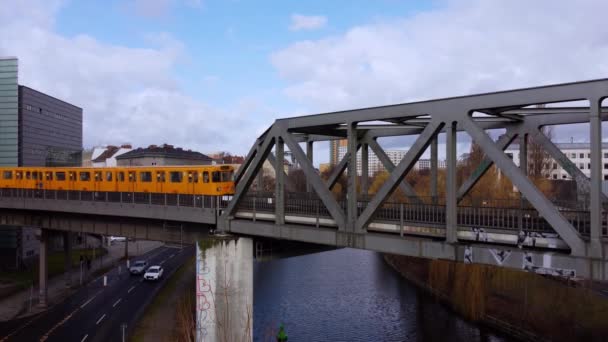 Die gelben Autos der Berliner U-Bahn — Stockvideo