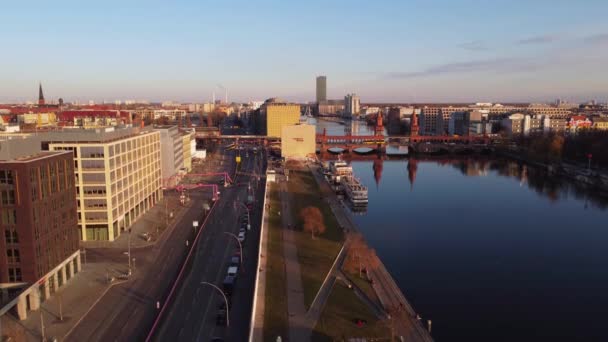 Erstaunliche Oberbaumbrücke in Berlin bei Sonnenuntergang - Luftaufnahme — Stockvideo