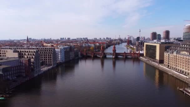 Rio Spree na cidade de Berlim com a Ponte Oberbaum — Vídeo de Stock