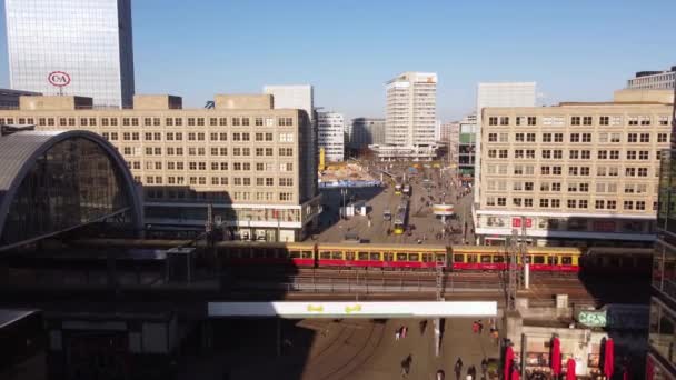Légi kilátás a Berlin Alexanderplatz térre — Stock videók