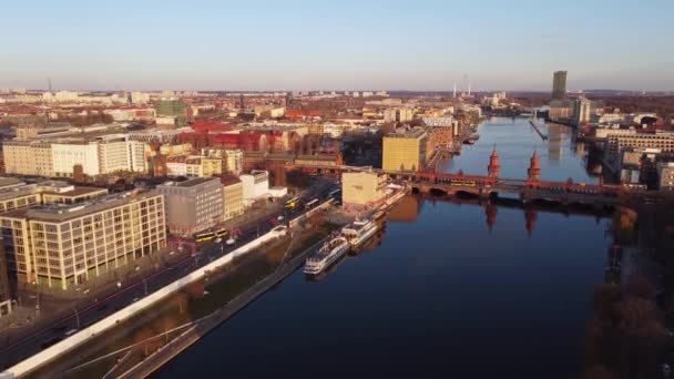 Berlin 'de gün batımında Oberbaum Köprüsü - hava manzarası — Stok video