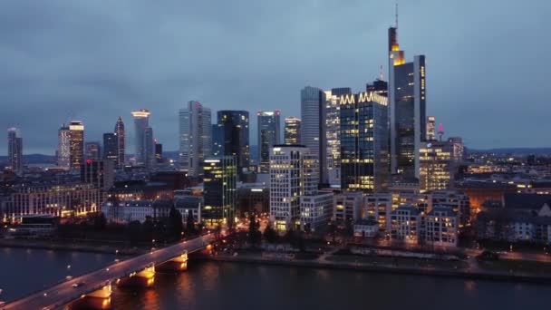 Flyg över staden Frankfurt Tyskland på natten - FRANKFURT:s stad, TYSKLAND - 10 mars 2021 — Stockvideo