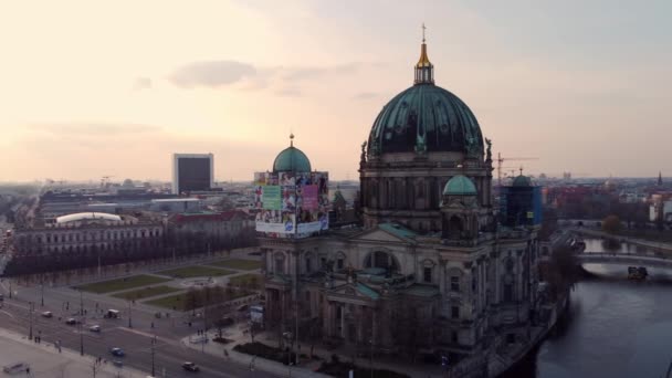 Catedral de Berlín por la noche - vista aérea - CIUDAD DE BERLÍN, ALEMANIA - 10 DE MARZO DE 2021 — Vídeo de stock