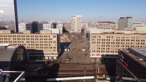 Berühmter Alexanderplatz in Berlin von oben - Luftaufnahme — Stockvideo