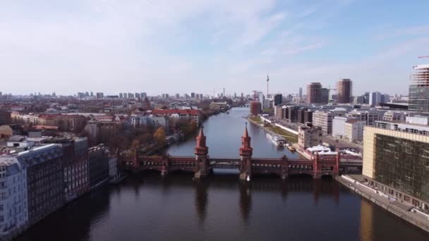 Floden Spree i Berlin med Oberbaumbron — Stockvideo