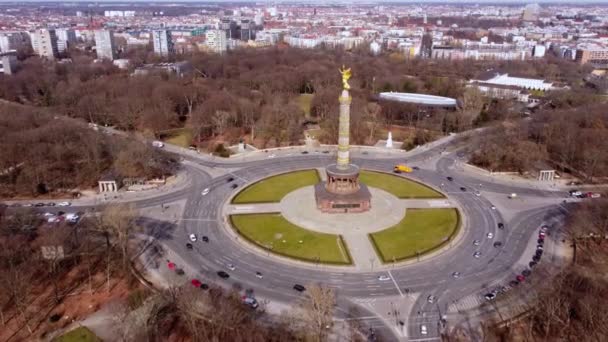 Slavný Berlínský vítězný sloup v centru města Siegessaeule — Stock video