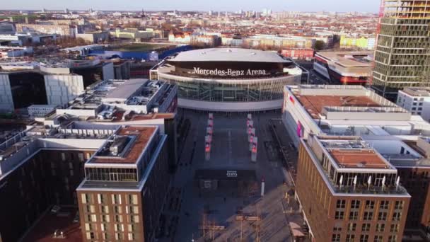 Mercedes Benz Arena w Berlinie - widok z lotu ptaka - City of BERLIN, Niemcy - 10 marca 2021 — Wideo stockowe