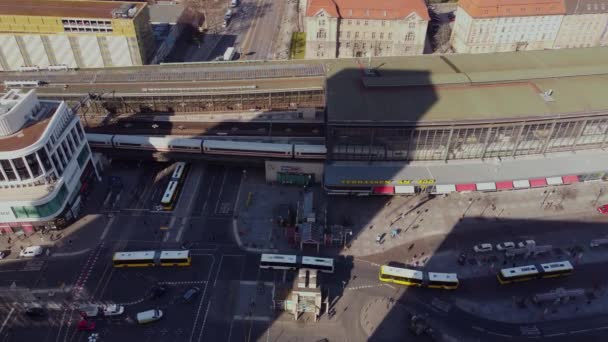 Zoo Station in Berlijn genaamd Bahnhof Zoo - Stad Berlijn, Duitsland - 10 maart 2021 — Stockvideo