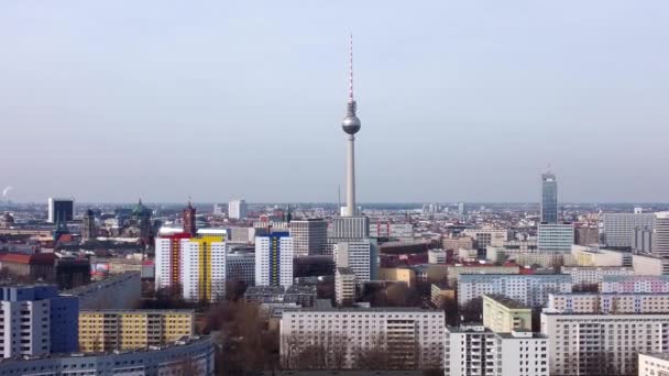 Типичный вид сверху на город Берлин с телевизионной башней - город Берлин, Германия - 10 марта 2021 года — стоковое видео