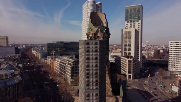 Famosa iglesia conmemorativa Kaiser Wilhelm en Berlín — Vídeo de stock