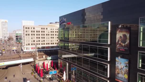 Berlin Alexanderplatz Meydanı 'ndaki Cinestar Cubix sineması - Berlin Şehri, Almanya - 10 Mart 2021 — Stok video
