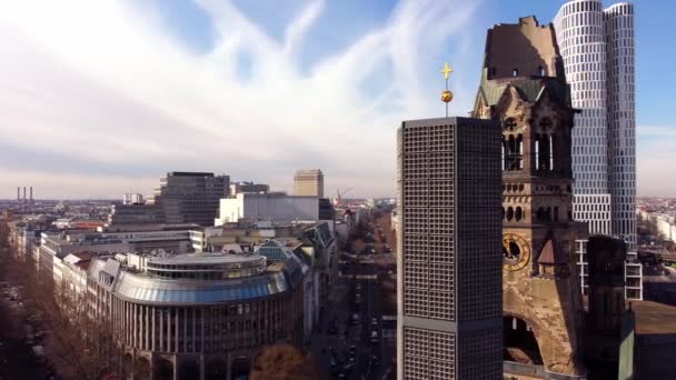 Beroemde Kaiser Wilhelm Memorial Kerk in Berlijn — Stockvideo