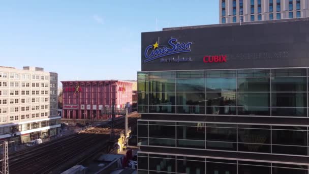 Кинотеатр Cinestar Cubix на площади Алексия в Берлине - CITY OF FELIN, ГЕРМАНИЯ - 10 марта 2021 года — стоковое видео