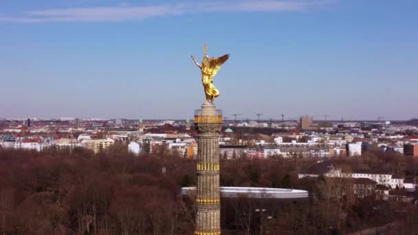 The golden statue on the Berlin Victory Column - aerial view — Stock Video