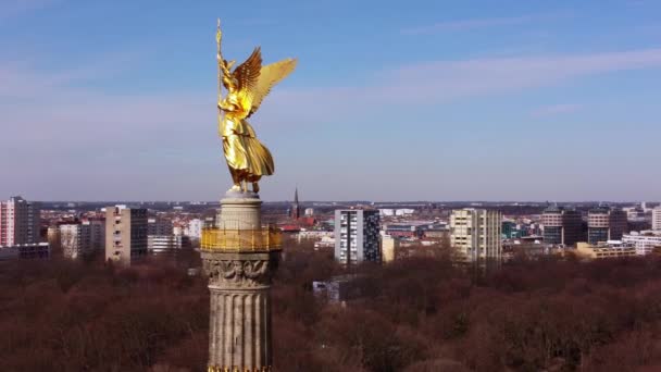 Berlin Zafer Sütunu 'ndaki altın heykel - hava manzarası — Stok video