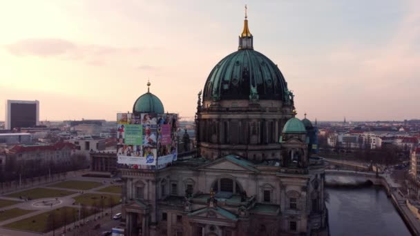 Catedral de Berlim à noite - vista aérea - CIDADE DE BERLIM, ALEMANHA - 10 DE MARÇO DE 2021 — Vídeo de Stock