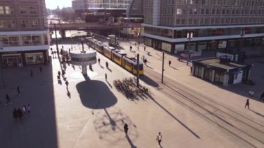 Berlin 'deki ünlü Alexanderplatz Meydanı. Gökyüzü manzaralı.