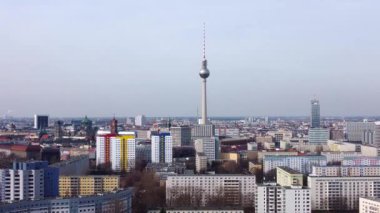 TV kulesi ile Berlin üzerinde tipik hava manzarası - BERLIN, ALMANY ŞEHRİ - 10 Mart 2021