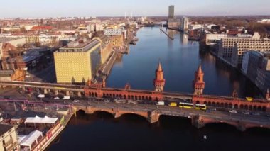 Berlin 'deki Spree Nehri üzerindeki güzel Oberbaum Köprüsü. Gökyüzünden görünüyor.