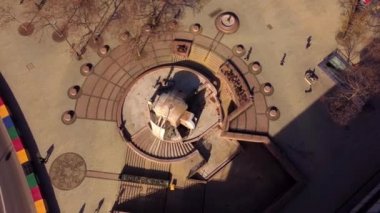 Berlin 'deki ünlü çeşmenin adı Weltkugelbrunnen Wasserklops