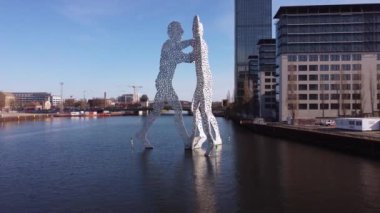 Berlin 'deki Ünlü Moleküler Adamlar Heykeli - Berlin Şehri, Almanya - 10 Mart 2021