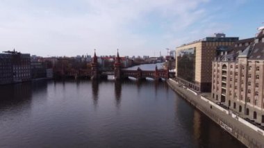 Berlin 'de Oberbaum Köprüsü ile Nehir Spree