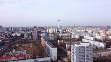 Berlin üzerinde TV kulesiyle tipik hava manzarası
