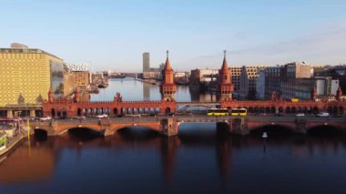 Berlin 'deki Spree Nehri üzerindeki güzel Oberbaum Köprüsü. Gökyüzünden görünüyor.