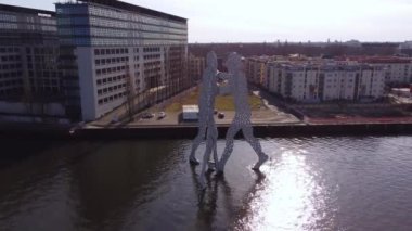 Berlin 'deki Ünlü Moleküler Adamlar Heykeli - Berlin Şehri, Almanya - 10 Mart 2021