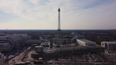 Berlin 'de radyo kulesi ile sergileniyor