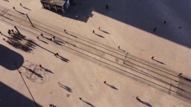 Berlin 'deki ünlü Alexanderplatz Meydanı. Gökyüzü manzaralı.
