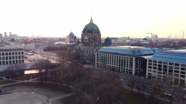 Berlínská katedrála večer - letecký pohled — Stock video