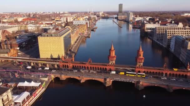 Schöne Oberbaumbrücke über die Spree in Berlin von oben - Luftaufnahme — Stockvideo