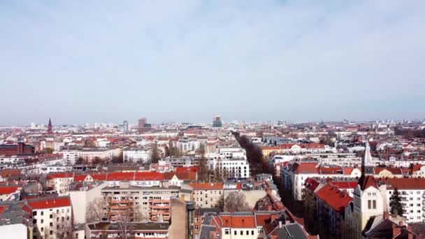 Nad střechami Berlína Neukoelln v Německu — Stock video