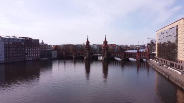 Rio Spree na cidade de Berlim com a Ponte Oberbaum — Vídeo de Stock
