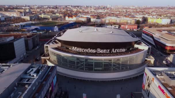 Prachtig uitzicht over Mercedes Benz Arena in Berlijn - Berlijnse stad, Duitsland - 10 maart 2021 — Stockvideo