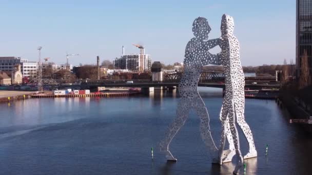 Famosa escultura Molecular Men em Berlim - CIDADE DE BERLIM, ALEMANHA - 10 DE MARÇO DE 2021 — Vídeo de Stock