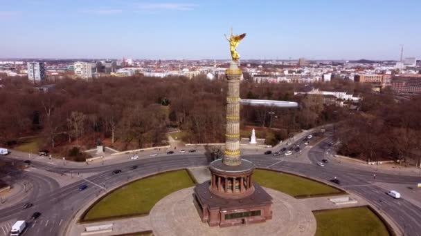 Знаменитая колонна Победы в Берлине в центре города Сигессаюле — стоковое видео