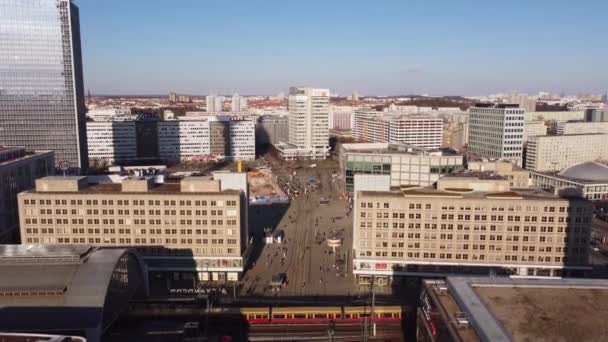 从空中看柏林著名的Alexanderplatz广场 — 图库视频影像