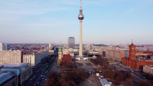 Der berühmte Berliner Fernsehturm am Alexanderplatz — Stockvideo
