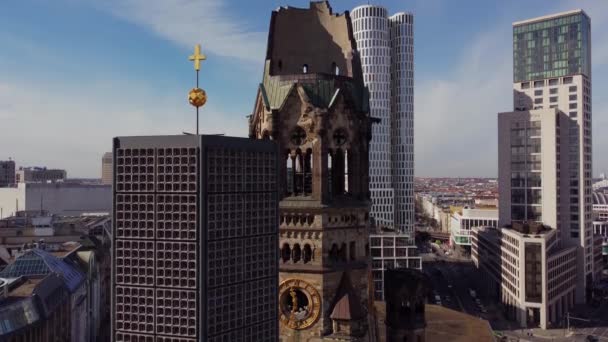 Famosa iglesia conmemorativa del Káiser Guillermo en Berlín Breitscheidplatz Square - CIUDAD DE BERLÍN, ALEMANIA - 10 DE MARZO DE 2021 — Vídeo de stock