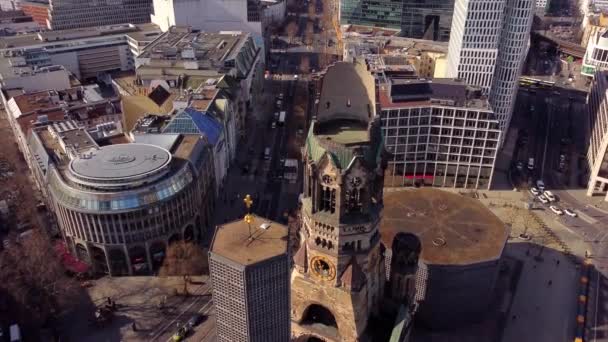 Beroemde Kaiser Wilhelm Memorial Kerk in Berlijn — Stockvideo