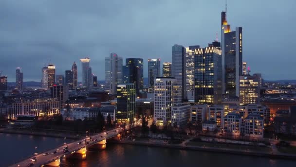 Vuelo sobre la ciudad de Frankfurt Alemania por la noche - CIUDAD DE FRANKFURT, ALEMANIA - 10 DE MARZO DE 2021 — Vídeo de stock