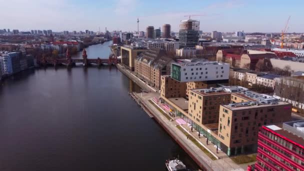베를린에 있는 스프 레 강 둑 — 비디오
