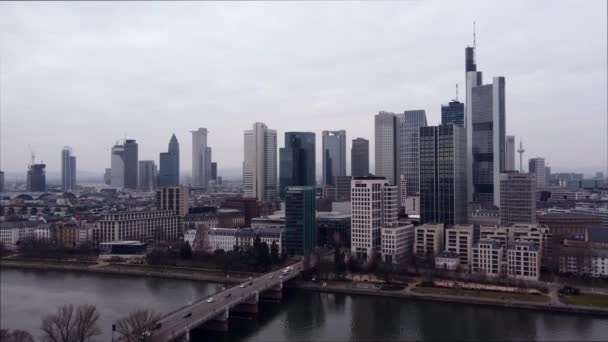 Flyg över staden Frankfurt Tyskland - FRANKFURT:s stad, TYSKLAND - 10 mars 2021 — Stockvideo