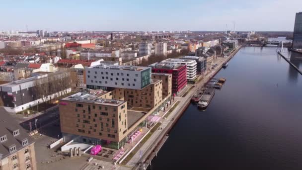 A Spree folyó partja Berlinben - BERLIN városa, NÉMETORSZÁG - 2021. március 10. — Stock videók