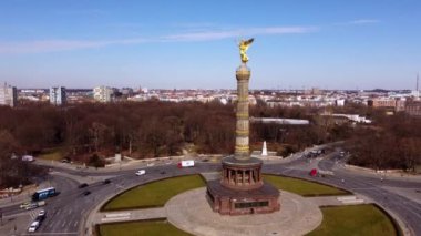 Şehir merkezinde Siegessaeule adında ünlü bir Berlin Zafer Kolonu