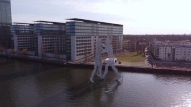 Berlin 'deki Ünlü Moleküler Adamlar Heykeli - Berlin Şehri, Almanya - 10 Mart 2021